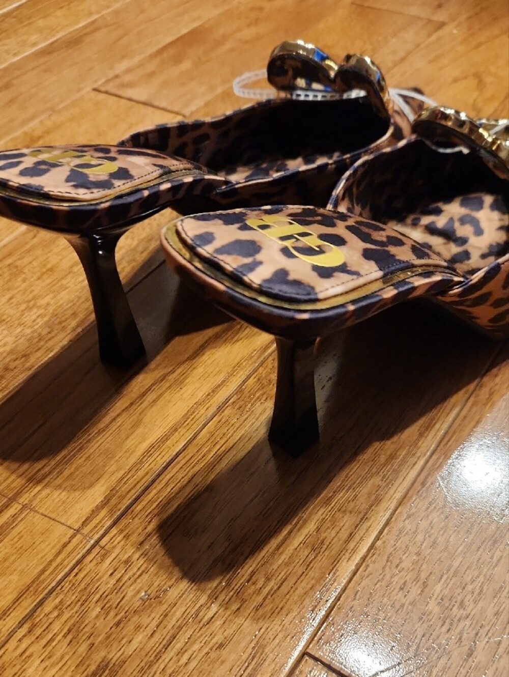 Gianni Bini Leopard Print Pointed Toe Mules with Gold Heart Accent Size 9.5 - Picture 4 of 6